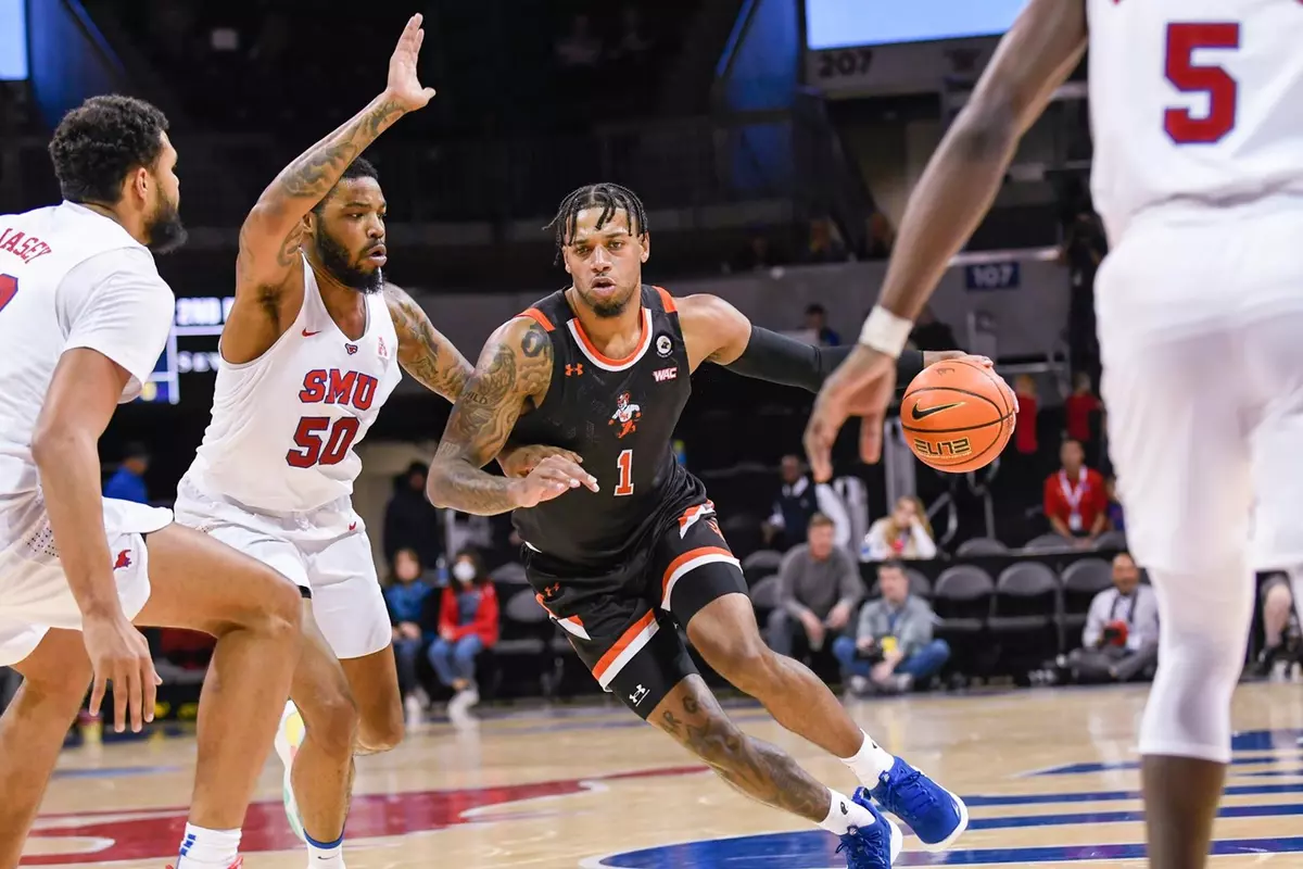 Savion Flagg drives against SMU