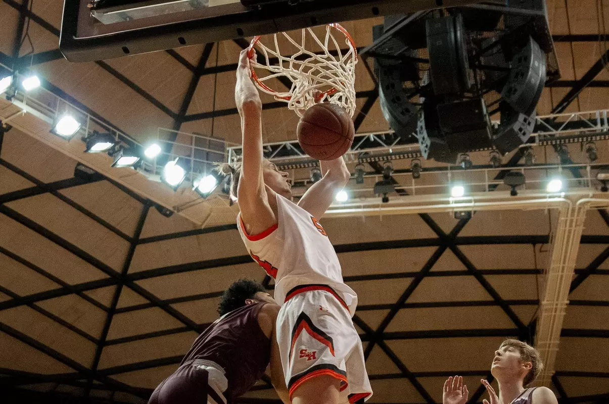 Kuba Karwowski dunks against Schreiner