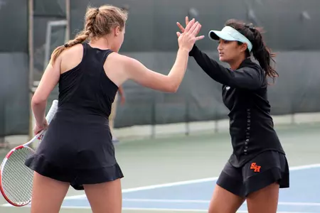 Sahaja Yamalapalli and Roos Gerritsen high five