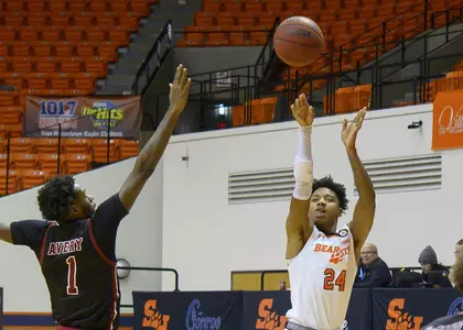 Donte Powers shoots against New Mexico State