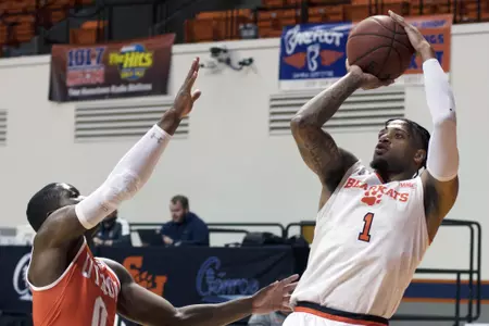 Savion Flagg shoots against UTRGV