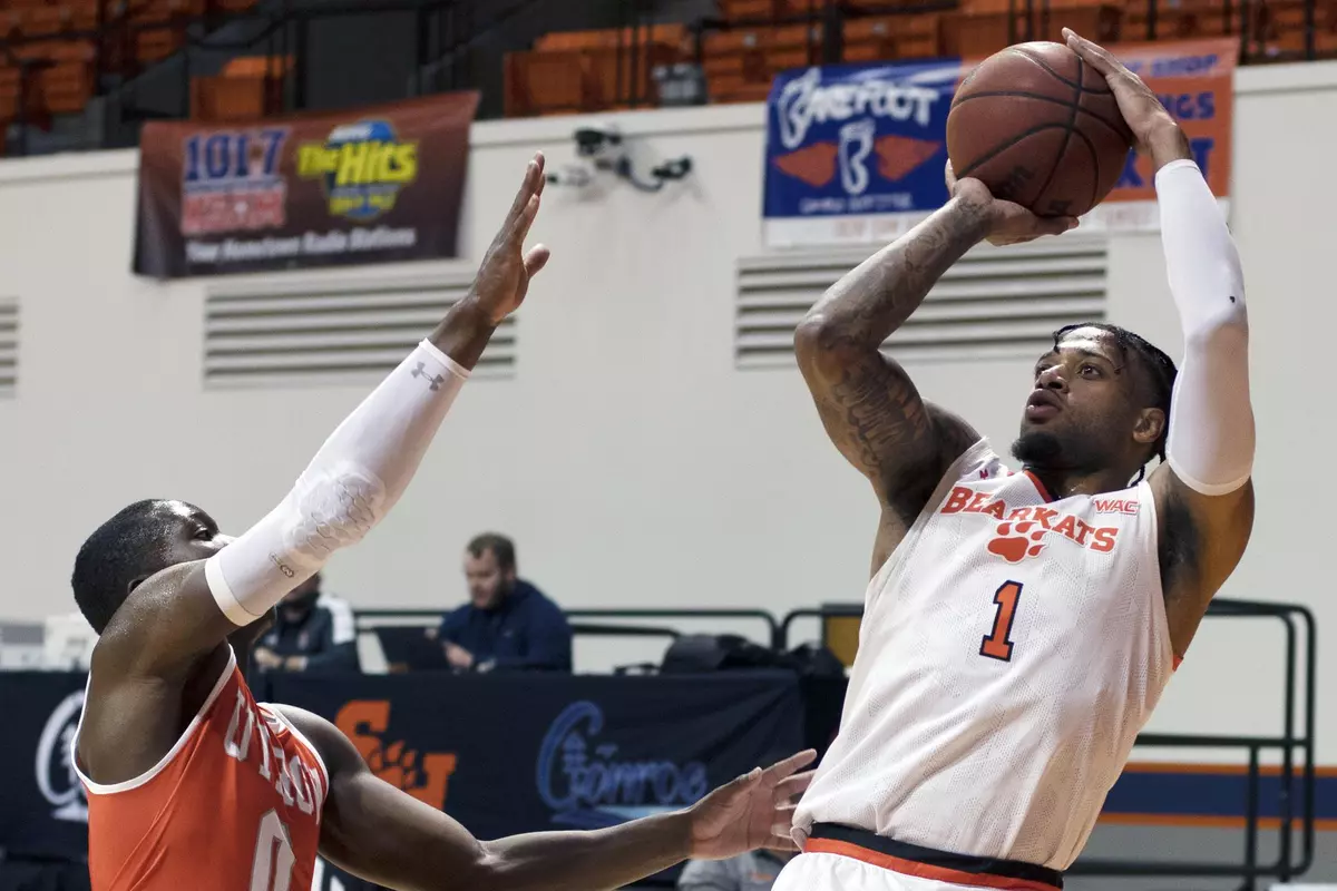 Savion Flagg shoots against UTRGV