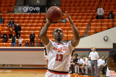 Jaden Ray shoots against UTRGV