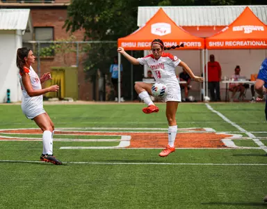 Kennedy Baquero plays the ball
