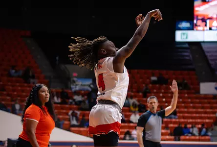 Mikayla Woods shoots against Texas State