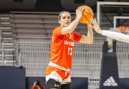 Kaylee Jefferson looks to pass against Rice