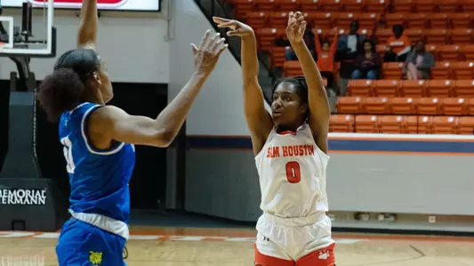 Sydnee Kemp shoots against UNT Dallas