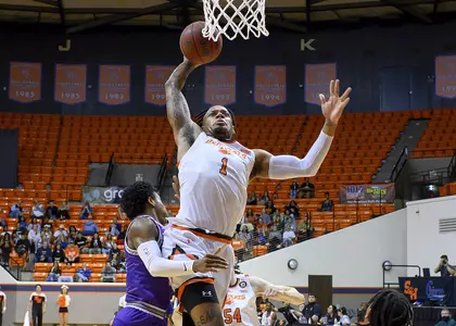Savion Flagg dunks against Tarleton