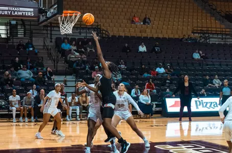 Raanee Smith shoots against Texas State