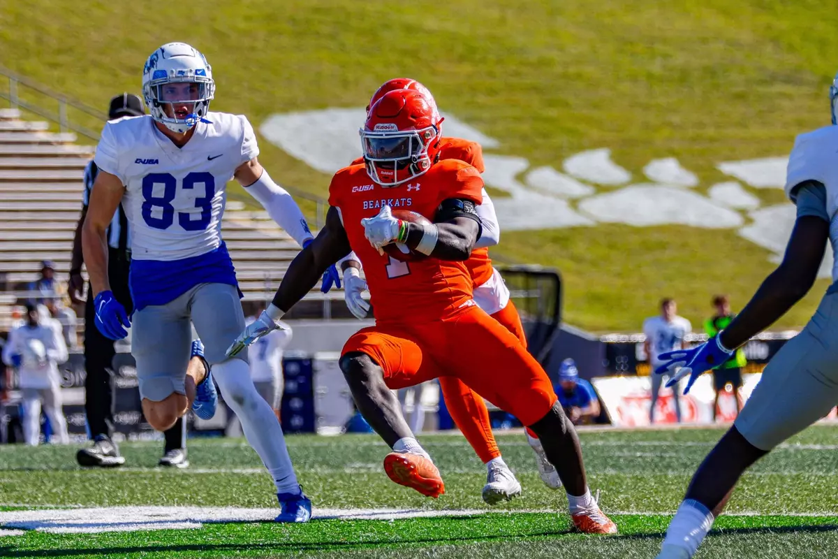 Trevor Williams returns an interception against Middle Tennessee