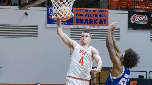 Anthony Wrzeszcz dunks on a UT Arlington defender