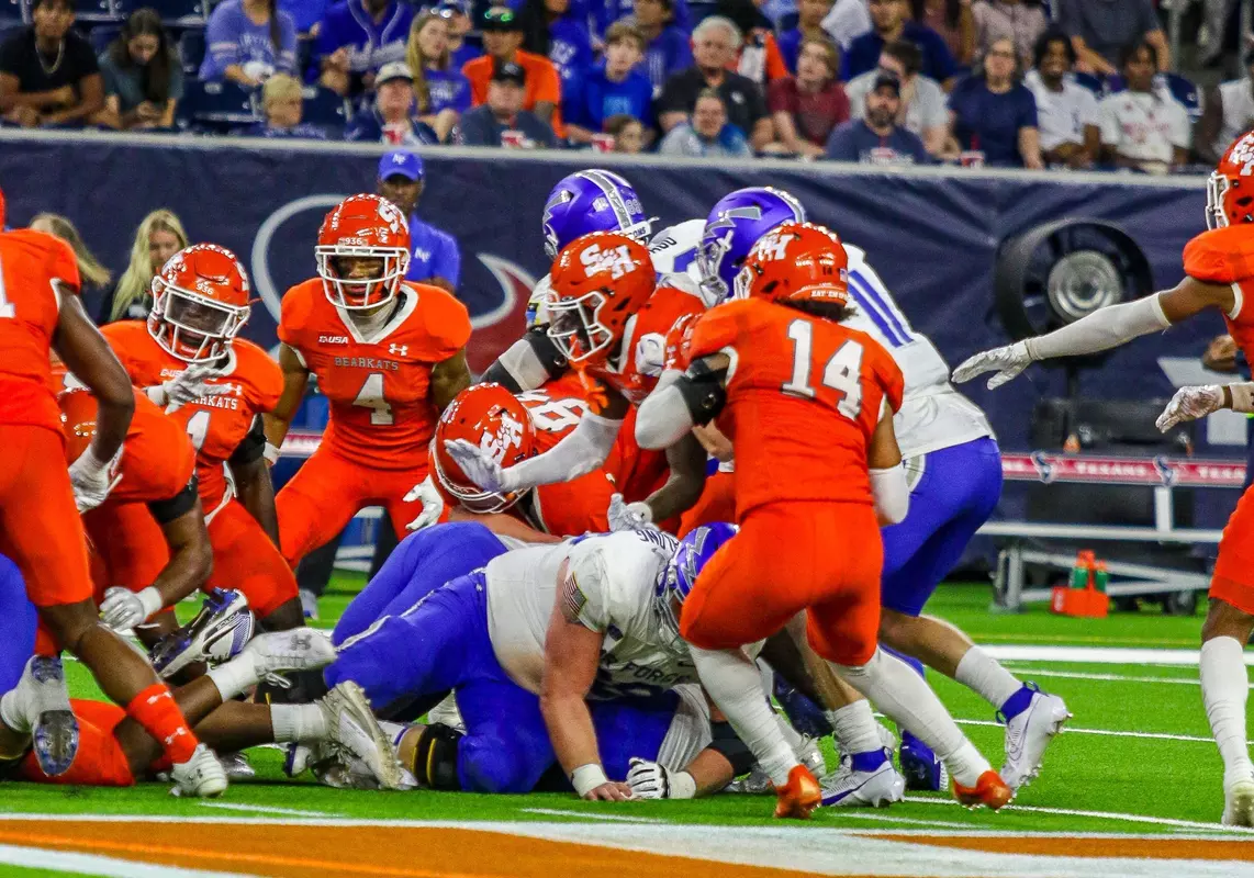 Bearkats bottle up an Air Force runner