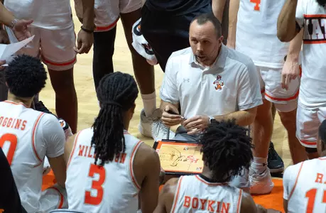 Coach Mudge talks to the team at the Louisiana Tech game