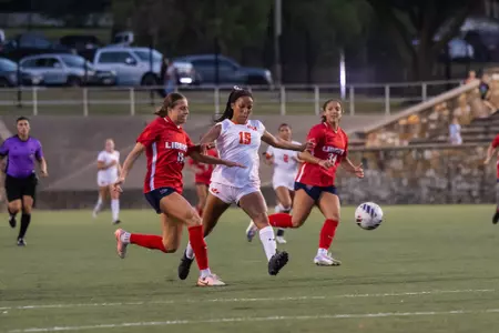 Indigo Sims fights for the ball against Liberty