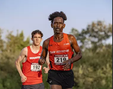Gudisa Adnow runs at the Texas A&M Invitational