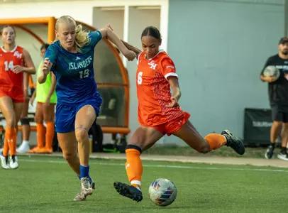 Alesandra Maldonado battles an Islander player