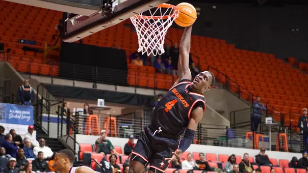 Kashie Natt dunks against Louisiana Tech