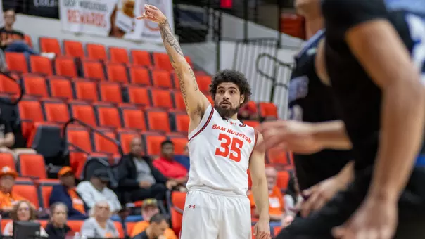 Po'Boigh King watches a 3 fall against Delaware