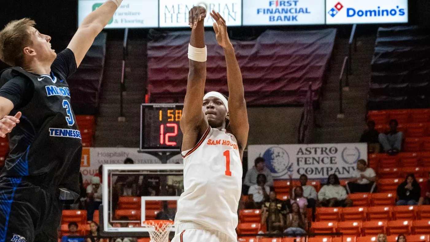 CJ Beaumont shoots a 3 against Middle Tennessee