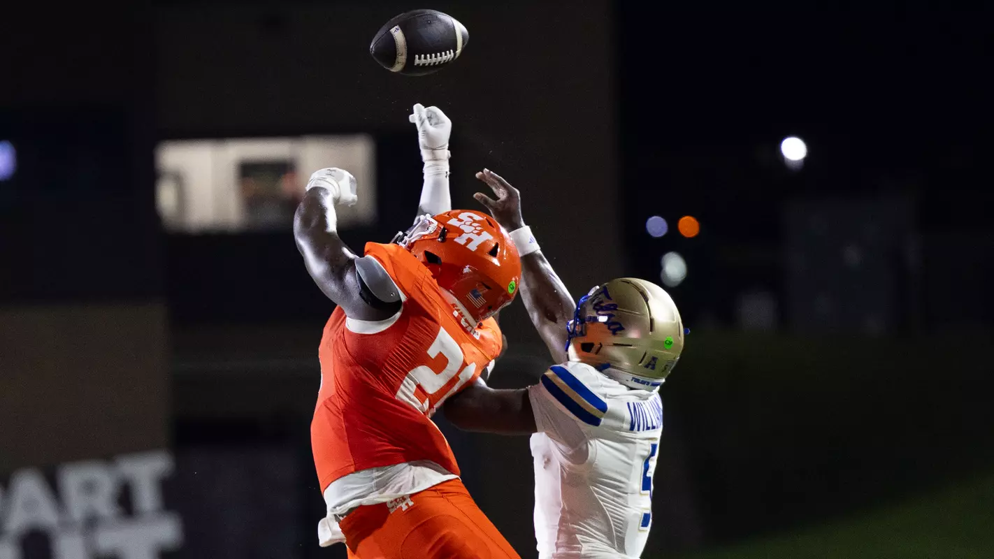 Linebacker Dean Ford breaks up a pass against Tulsa at Bowers Stadium