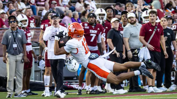 Kamari Maxwell diving catch at Troy 2026