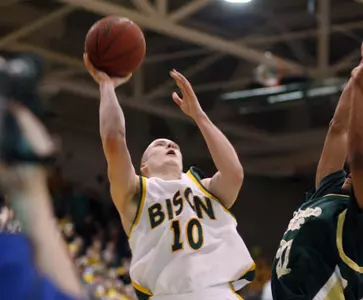 Western Illinois Hands North Dakota State Third Straight Loss, 83-67 Image