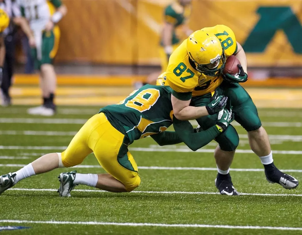 Andrew Smith (28) tackles Connor Wentz (87)