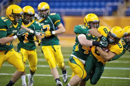 Nick DeLuca (49) tackles Darius Anderson (8)
