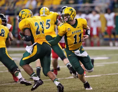 Carson Wentz hands off