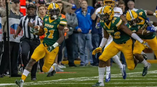 Jalen Allison returns an interception