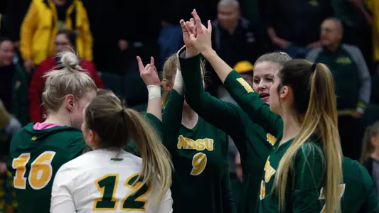 NDSU On Court Horns Up