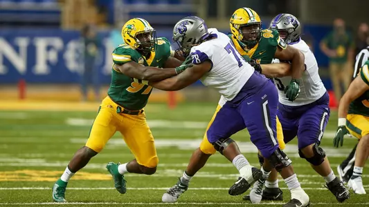 Bartholomew Ogbu, Javier Derritt pressure the quarterback