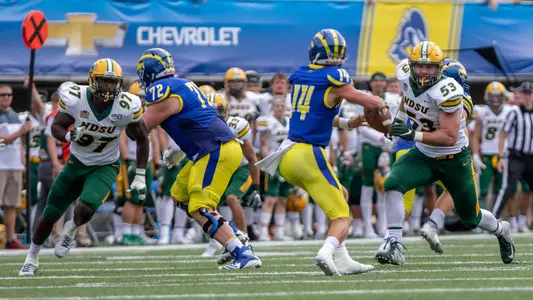 Cole Karcz, Bartholomew Ogbu pressure the quarterback