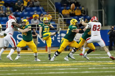 Nash Jensen blocks for Garret Wegner