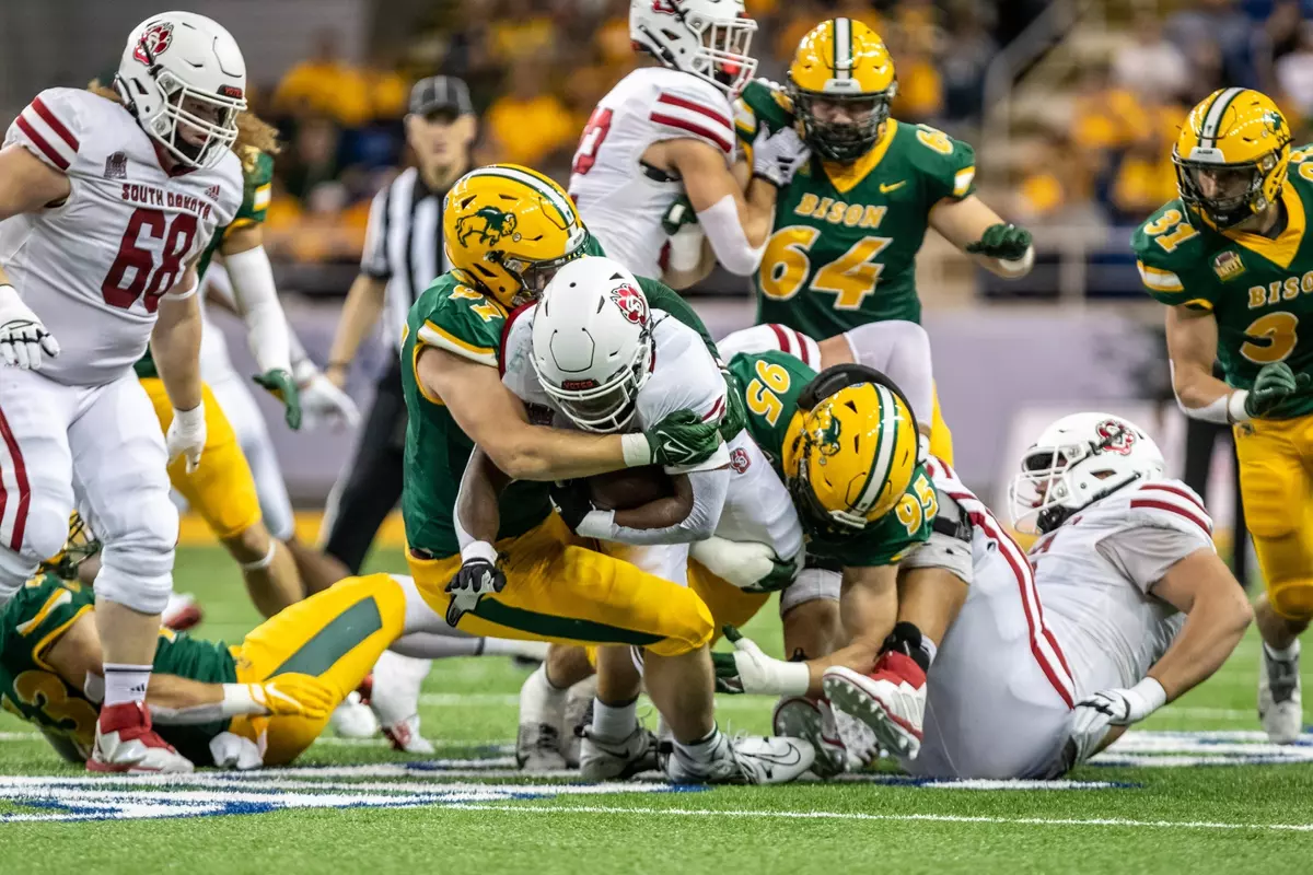 Will Mostaert, Dylan Hendricks tackle