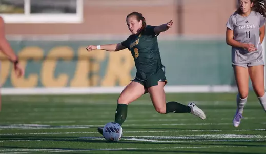 Isabel Garcia with the ball
