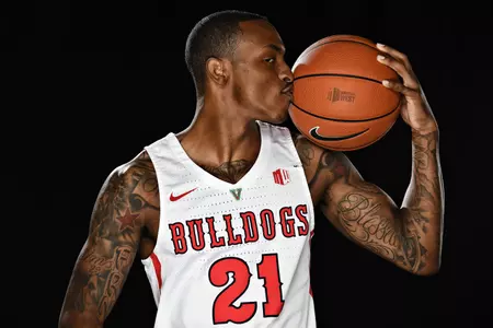 Deshon Taylor kissing MW basketball