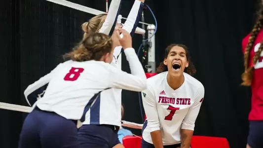 Bulldogs celebrate a point CSU VB 21