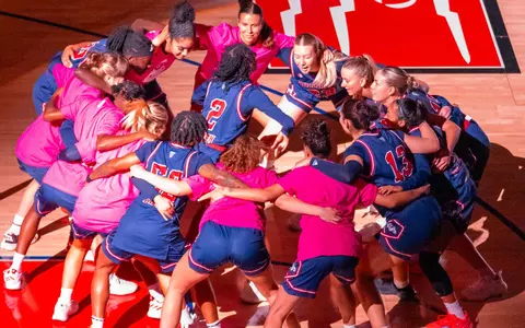 wbb court huddle