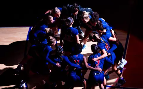 wbb team huddle