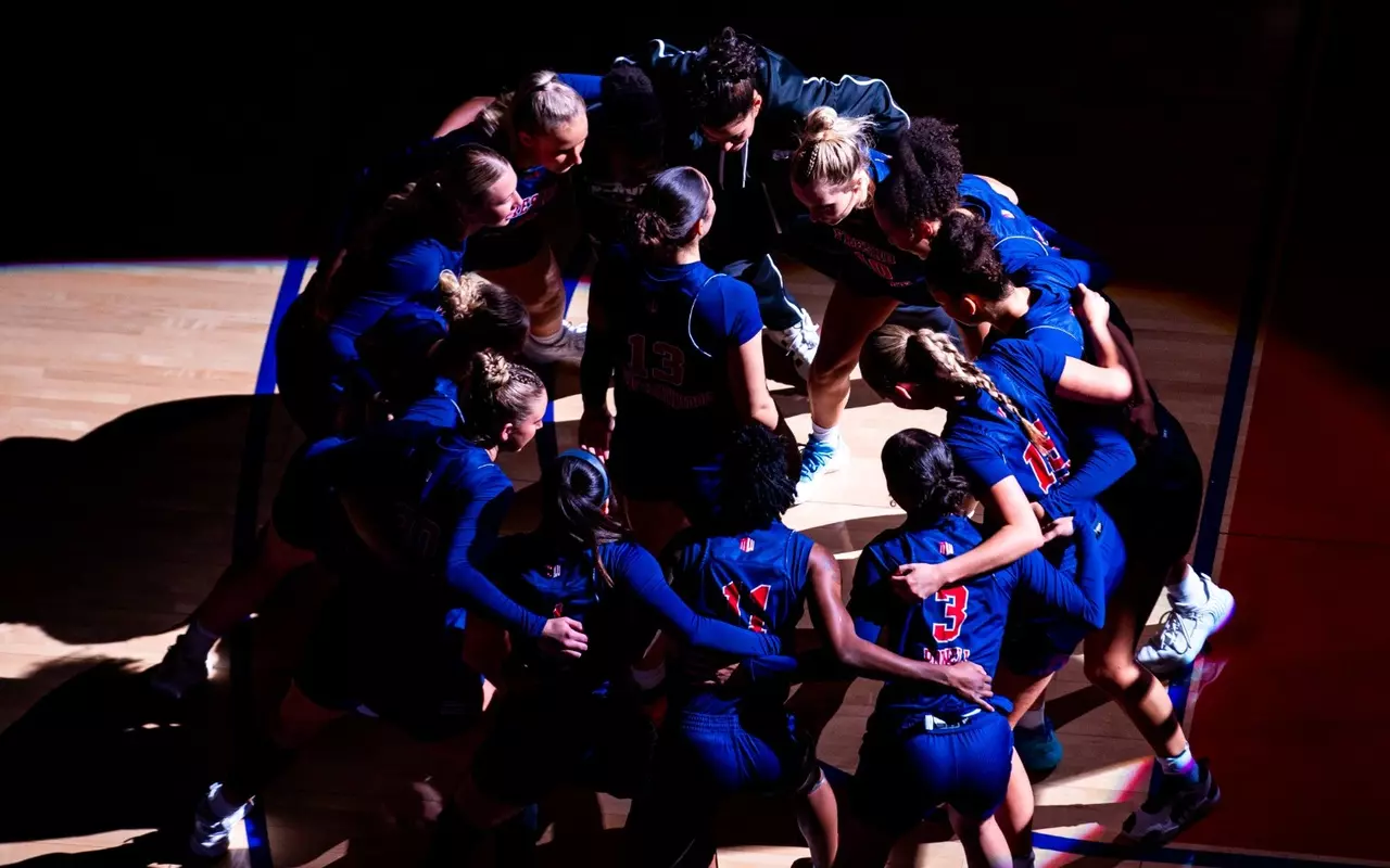 wbb team huddle