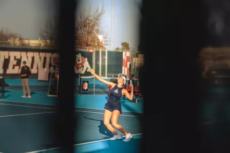 Andjela Lopicic serve