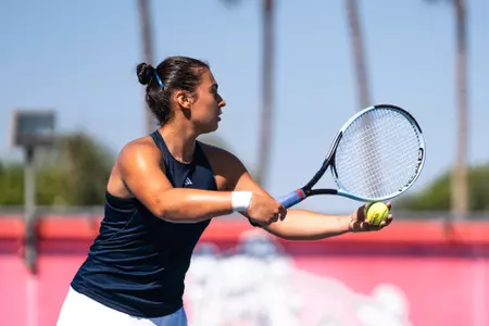 Sofia Pizzoni serve wten