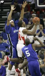Larry O'Bannon drives between Memphis defenders Waki Williams, left, and Jeremy Hunt during the championship game at the Conference USA tournament. (AP Photo/Mark Humphrey)
