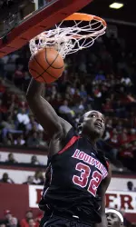 Derrick Caracter slams a basket in the first half.