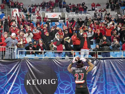 Fans, L.J. Scott (27), Pre-game, Warm ups
| Louisville Football v Georgia | Belk Bowl |
Photo by: Michelle Hutchins | Louisville Athletics