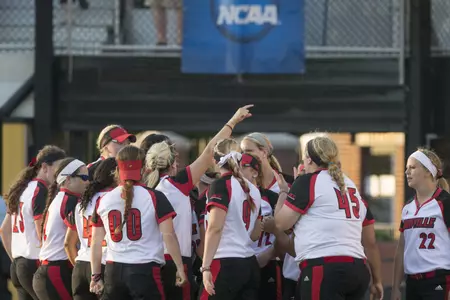 Huddle | Louisville Softball v Indiana State | NCAA Regional Game 2 | Photo by: Michelle Hutchins | Louisville Athletics