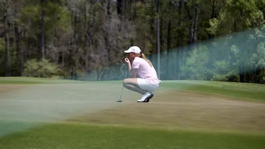 Lauren Hartlage lines up a put at the Augusta National Women's Amateur