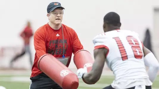 Gunter Brewer instruct wide receivers