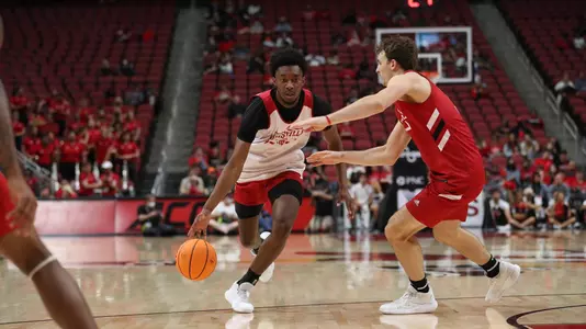 Jae'Lyn Withers drives to the basket in the Red/White Scrimmage